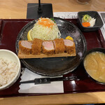 やわらかとんかつ かつ玄 - もち麦ご飯と豚汁をセットで