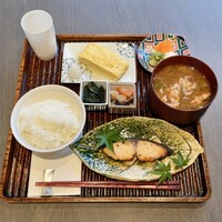 Auberge eaufeu - 朝ごはん：鰆の麹焼き 出汁巻き玉子 金時草のおひたし 糠漬け 筑前煮 蛍米のご飯 豚汁 加賀棒茶