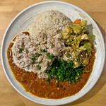 吉田カレー  - ほぐし鶏とガーリックきのこカレー・中華アチャール・ツナマヨ