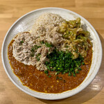 吉田カレー  - ほぐし鶏とガーリックきのこカレー・中華アチャール・ツナマヨ