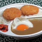 カレー屋 マドラス - カニクリームコロッケカレー、ご飯大盛り、目玉焼きトッピング