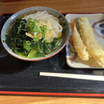丸池製麺所 - わかめうどんと天ぷらです