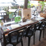 キャフェ・ド・パウゼ - 店内のテーブル席