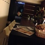 サコ ローズ - 店奥から入口に向かって。カウンターのみです。