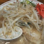 Hakata Ramen Ebisu - 卓上の茹でモヤシ