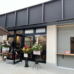 cafe&bar Lino - 入口
オープンしたてでお花がいっぱい