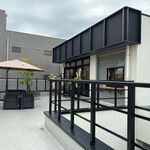 cafe&bar Lino - 階段上がったすぐ。
外のテラス席もある