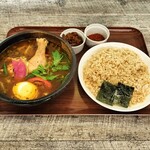 Kare Shokudou Kokoro - 骨付きチキンとたっぷり野菜のスープカレー、玄米大盛り、激辛唐辛子肉味噌、卓上調味料とうがらし