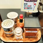 Kare Shokudou Kokoro - 商品受け取り口の脇に置かれている調味料（無料）
