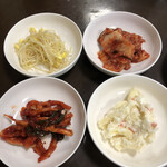 韓国食堂かおり オンニネ - ランチについてくるお惣菜