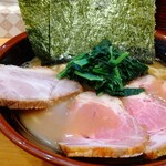 横浜ラーメン 北村家 - ラーメン（750円）＋釜焼きロースチャーシュー（250円）