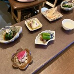 うゆう - お通し6種盛り：鶏出汁のスープ ちぢみほうれん草のおひたし 芝海老の揚げ 自家製ツナ 蓮根のきんぴら 蛸のオリーブオイル漬け