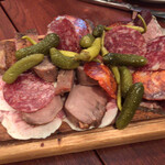 ラミティエ - シャルキュトリ盛り合わせ(鴨と豚タンのスモーク、サラミ、チョリソ、パテドカンパーニュ、自家製ハム)