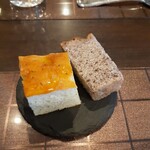 ヴィーテ - 前菜のパン、第1のパスタのパン　(前菜のあとも食べてなかったので二つ並べて)