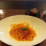 ヴィーテ - ウロリとミントのトマトソース スパゲッティ、パン