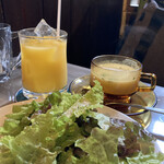 喫茶 マドラグ - ランチのスープ、サラダ、ドリンク