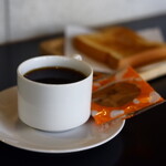 一隆堂喫茶室 - ハンドドリップで入れるコーヒーには、併設の手焼きせんべい店のおせんべいが一枚ついてきます。