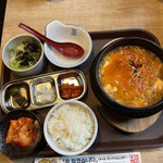 Koriandainingu Richouen - 赤いスンドゥブチゲ定食　¥1000円（税込）