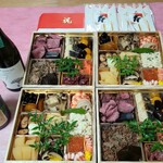 馳走 啐啄一十  - 2段重ねで1つ税込54,000円×2箱
      馳走啐啄一十の特徴でもある熟成のお造りや絶品のお出汁が無い一方で、真鯛の塩山椒煮のような白いご飯に抜群に合うモノなど普段とは異なる料理が楽しみなんですよね