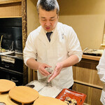 富小路 やま岸 - ◎イチゴ大福の雪餅を作っていく山ちゃん。