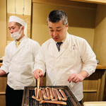 富小路 やま岸 - ◎松葉蟹の足を炭火で焼いていく山ちゃん。