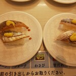 はま寿司 - 漬けは甘醤油だった　右に普通の鯵は美味しかったけれど、生姜多すぎ