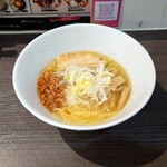 麺場 花道 - ●海老塩ラーメン　850円

割と背の高い小ぶりなどんぶりで提供された。

スープは鶏ガラ、もみじ、豚ガラ、豚骨、頭骨、
豚足からシッカリ髄まで炊き出したスープ
と書かれていた。