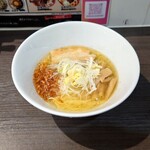 Menbahanamichi - ●海老塩ラーメン　850円
                      
                      割と背の高い小ぶりなどんぶりで提供された。
                      
                      スープは鶏ガラ、もみじ、豚ガラ、豚骨、頭骨、
                      豚足からシッカリ髄まで炊き出したスープ
                      と書かれていた。