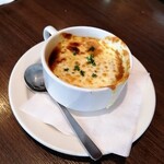TGIフライデーズ - まずはオニオングラタンスープで