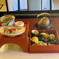 菊華荘 - ② 椀：鼈、餅、葱、水菜の土瓶蒸し
                    ③ 献上箱：面倒なのでオカズ沢山と云う事で省略