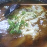 ラーセン餃子 - チーズカレー麺  半ライス付け 850円。
            チーズカレーとラーメンの相性は、うどんより抜群かも。
            あと、韮とか人参とか具沢山。