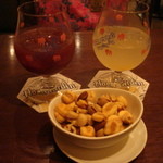 イタリアンバール ブオンクオーレ 飯田橋 - サングリア赤＆白とミックスナッツ