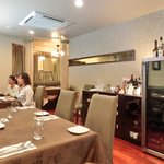 チェルバイア - 店内のテーブル席の風景です