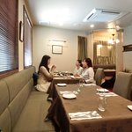 チェルバイア - 店内のテーブル席の風景です