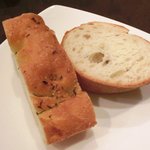 チェルバイア - プランツォＡ　1200円 のフォカッチャとバゲット(2回目)