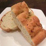 チェルバイア - プランツォＡ　1200円 のフォカッチャとバゲット(1回目)