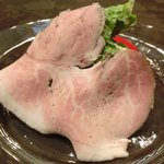 チェルバイア - プランツォＡ　1200円 の自家製ハムとサラダ