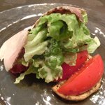 チェルバイア - プランツォＡ　1200円 の自家製ハムとサラダ