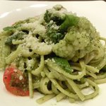 チェルバイア - プランツォＡ　1200円 の季節野菜入りジェノベーゼソースのリングイネ