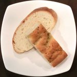 チェルバイア - プランツォＡ　1200円 のフォカッチャとバゲット(1回目)