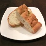 チェルバイア - プランツォＡ　1200円 のフォカッチャとバゲット(1回目)