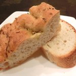 チェルバイア - プランツォＡ　1200円 のフォカッチャとバゲット(1回目)