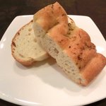 チェルバイア - プランツォＡ　1200円 のフォカッチャとバゲット(1回目)