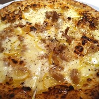 カンブーザ - 自家製豚バラ塩漬けのピッツア