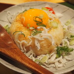 原始焼ト酒 でんちか - 焼きおにぎり＋卵黄＆しらす