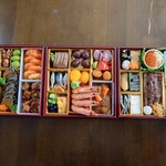 『東京三巨匠による おせち「三段重」 ／ 賛美両論』by 8番将軍 : 賛否両論 （さんぴりょうろん） - 広尾/日本料理 [食べログ]