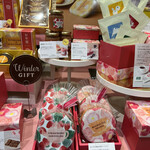 アフタヌーンティー・ティールーム - ★レジ横に、メニューの表紙と同じ苺模様のお菓子が売られていました。