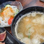 回鮮 まぐろ亭 - サラダと味噌汁(味噌汁は他に選べます エビや海苔 など)
