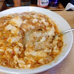 中華料理 鳳凰 - 時計の3時のところから6時のところまでの範囲を活用して、少しずつ崩して、麻婆豆腐と白飯(しろめし)を混ぜながらいただきます。