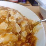 中華料理 鳳凰 - それほど赤くはないんですね。まずはひと口目を掬(すく)っていただきましょう。どうですかこれ、いやホント美味しいの…調味料の調合だけじゃなく、炒め方の手順や時間のかけ方とか色々と妙技があるのでしょうね。